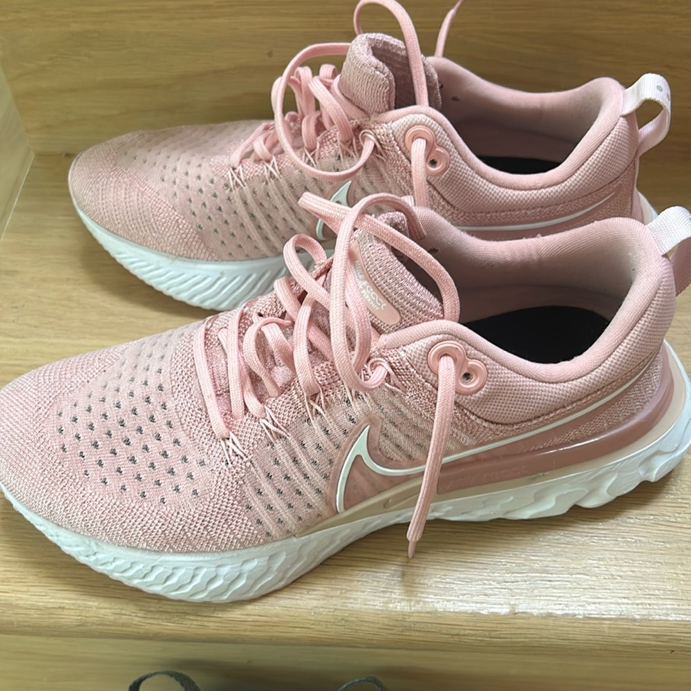 Nike Flyknit Women’s Sneakers, Size 11, great Condition